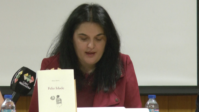 Olga Novo amosa os versos da súa 'Feliz Idade'