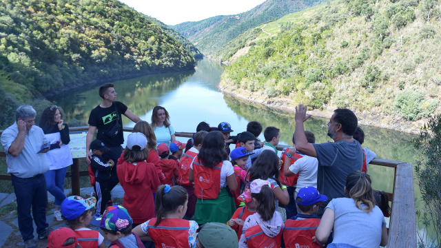 Escolares de Ribas de Sil conmemoran o Día Mundial do Turismo na Cubela