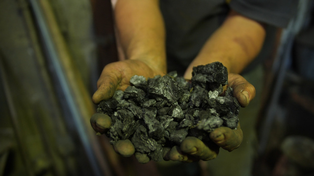 O ferreiro que aínda fai o carbón das uces na Ribeira Sacra