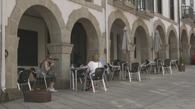 A vila do Portomarín, baleira de peregrinos, camiña na reapertura da hostalería
